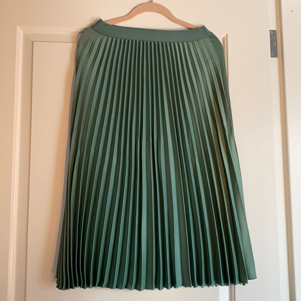 H&M green skirt